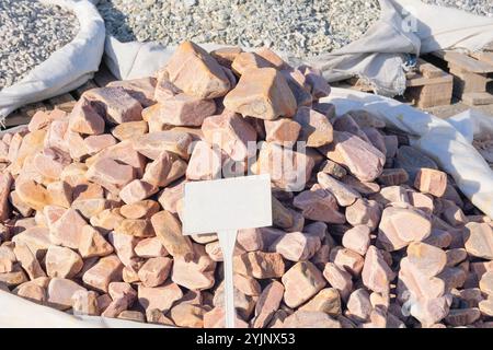 Le piastrelle decorative in quarzite sono vendute nel mercato delle costruzioni. Materiale in pietra naturale per la decorazione e la costruzione. Materiali ciottoli. Posiziona per testo. Foto Stock