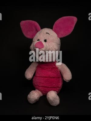 Peluche rosa imbottito. Personaggio del film pigleto di winnie the Pooh creato dall'autore inglese A. A. A. Milne e dall'illustratore inglese E. H. Shepard Foto Stock