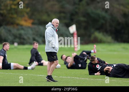 Cardiff, Regno Unito. 15 novembre 2024. Warren Gatland, il capo allenatore della squadra di rugby gallese durante l'allenamento della squadra di rugby gallese, Hensol, vale of Glamorgan venerdì 15 novembre 2024. La squadra si sta allenando in vista della prossima partita internazionale autunnale contro l'Australia. foto di Andrew Orchard/Alamy Live News Foto Stock