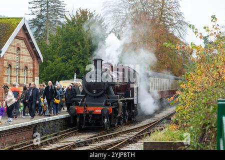 46441 locomotiva a vapore presso la stazione ferroviaria di Lakeside sulla storica ferrovia di Lakeside e Haverthwaite Foto Stock