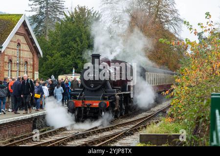 46441 locomotiva a vapore presso la stazione ferroviaria di Lakeside sulla storica ferrovia di Lakeside e Haverthwaite Foto Stock