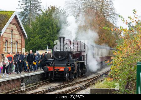 46441 locomotiva a vapore presso la stazione ferroviaria di Lakeside sulla storica ferrovia di Lakeside e Haverthwaite Foto Stock