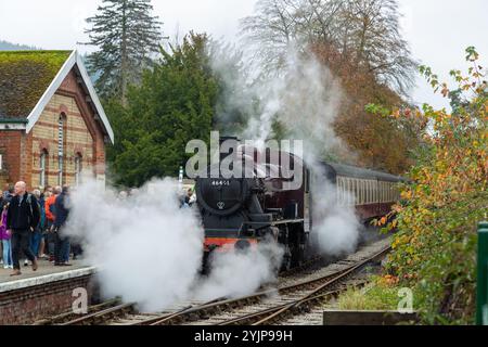 46441 locomotiva a vapore presso la stazione ferroviaria di Lakeside sulla storica ferrovia di Lakeside e Haverthwaite Foto Stock