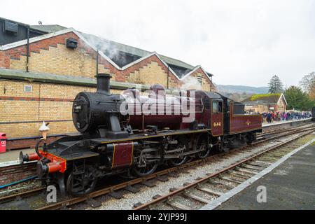 46441 locomotiva a vapore presso la stazione ferroviaria di Lakeside sulla storica ferrovia di Lakeside e Haverthwaite Foto Stock