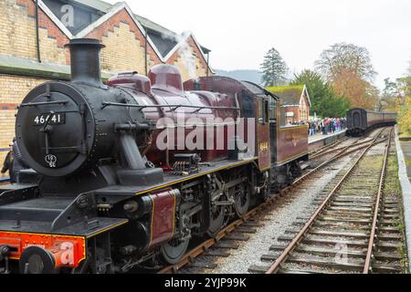 46441 locomotiva a vapore presso la stazione ferroviaria di Lakeside sulla storica ferrovia di Lakeside e Haverthwaite Foto Stock