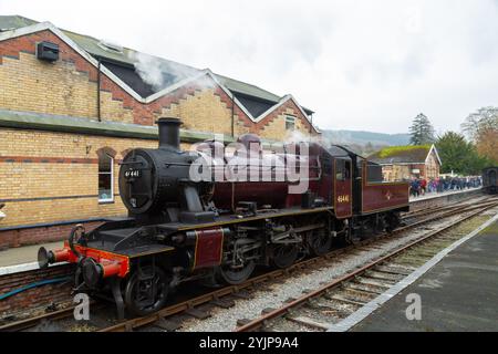 46441 locomotiva a vapore presso la stazione ferroviaria di Lakeside sulla storica ferrovia di Lakeside e Haverthwaite Foto Stock