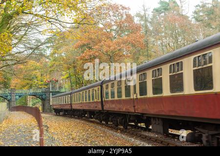 46441 locomotiva a vapore sulla storica linea ferroviaria Lakeside and Haverthwaite nel Lake District vicino a Windermere. Foto Stock