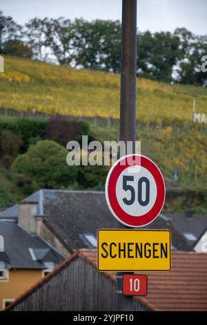 Entrando in un piccolo villaggio vinicolo in Lussemburgo sulla Mosella, il confine comprende i confini a tre punti di Germania, Francia, Lussemburgo, segnando la località di Sche Foto Stock