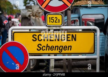 Entrando in un piccolo villaggio vinicolo in Lussemburgo sulla Mosella, il confine comprende i confini a tre punti di Germania, Francia, Lussemburgo, segnando la località di Sche Foto Stock
