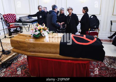 Milano, il funerale di Licia Rognini Pinelli alla Casa funebre di San Siro in via Corelli. Nella foto: La bara coperta dalla bandiera anarchica Foto Stock