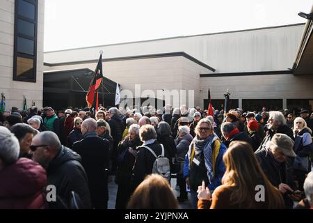 Milano, il funerale di Licia Rognini Pinelli alla Casa funebre di San Siro in via Corelli. Nella foto: Folla di persone alla cerimonia con le bandiere Foto Stock