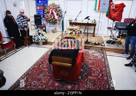 Milano, il funerale di Licia Rognini Pinelli alla Casa funebre di San Siro in via Corelli. Nella foto: La bara coperta dalla bandiera anarchica Foto Stock