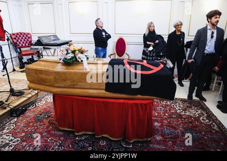 Milano, il funerale di Licia Rognini Pinelli alla Casa funebre di San Siro in via Corelli. Nella foto: La bara coperta dalla bandiera anarchica Foto Stock