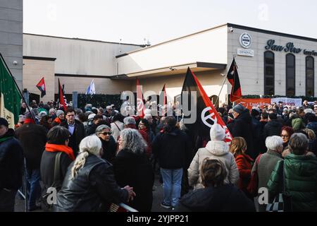 Milano, il funerale di Licia Rognini Pinelli alla Casa funebre di San Siro in via Corelli. Nella foto: Folla di persone alla cerimonia con le bandiere Foto Stock