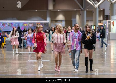 Toronto, Canada. 14 novembre 2024. Swifties a piedi al Talygate '24 presso il Metro Convention Centre. Taylgate '24 è un'esperienza di fan a tema Taylor Swift a Toronto che si tiene insieme ai suoi sei concerti sold-out. L'evento offre attività come cantautori, DJ set e braccialetti di amicizia, creando un centro celebrativo per gli Swifties di tutte le età? (Foto di Shawn Goldberg/SOPA Images/Sipa USA) credito: SIPA USA/Alamy Live News Foto Stock