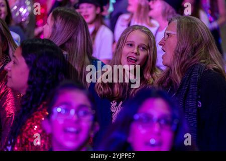 Toronto, Canada. 14 novembre 2024. Canta insieme al coro! Coro! Coro! Durante Taylgate '24 al Metro Convention Centre. Taylgate '24 è un'esperienza di fan a tema Taylor Swift a Toronto che si tiene insieme ai suoi sei concerti sold-out. L'evento offre attività come cantautori, DJ set e braccialetti di amicizia, creando un centro celebrativo per gli Swifties di tutte le età? (Foto di Shawn Goldberg/SOPA Images/Sipa USA) credito: SIPA USA/Alamy Live News Foto Stock