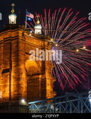 fuochi d'artificio sul ponte sospeso di roebling Foto Stock