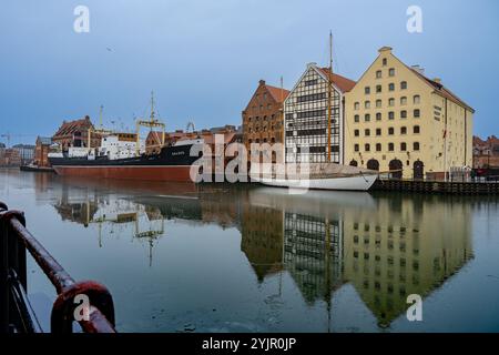 31 dicembre 2021 - Danzica, Polonia: Vista del vecchio paesaggio urbano di Danzica. Riflessi nell'acqua Foto Stock