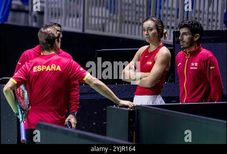 15 novembre 2024; Palacio de Deportes Jose Maria Martin Carpena Arena, Malaga, Spagna; Billie Jean King Cup Finals, giorno 3; Paula Badosa (ESP) parla con la sua squadra Foto Stock