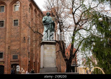 2 gennaio 2021 - Torun, Polonia: La statua in bronzo di Nicolao Copernico, matematico e astronomo polacco. Torun è il suo luogo di nascita e un sito patrimonio dell'umanità dell'UNESCO Foto Stock