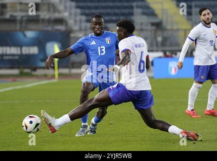 Empoli, Italia. 15 novembre 2024. L'Italia Michael Kayode lotta per il pallone con il francese Christian Mawissa durante l'amichevole tra Italia U21 e Francia U21 al &#x201c;Carlo Castellani - computer Gross Arena&#x201d; Stadio di Empoli (FI), centro Italia - venerdì 15 novembre 2024. Sport - calcio (foto di Marco Bucco/la Presse) credito: LaPresse/Alamy Live News Foto Stock