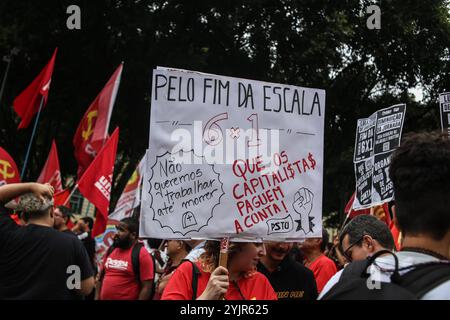 15 novembre 2024, Rio De Janeiro, Rio De Janeiro, Brasile: Rio de janeiro (rj), 11/15/2024 - dimostrazione/pec/scala 6x1 - dimostrazione nazionale a sostegno della pec per la fine della scala 6x1 che si è svolta questo venerdì (15) nel centro della città di rio de janeiro. (Foto: Aline Ribeiro AlcÃƒÂ¢ntara/Thenews2/Zumapress) (immagine di credito: © Aline Ribeiro Alcantara/TheNEWS2 via ZUMA Press Wire) SOLO PER USO EDITORIALE! Non per USO commerciale! Foto Stock