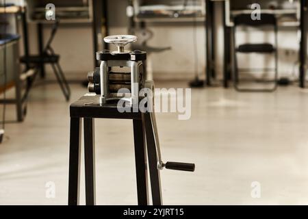 Un'officina ben attrezzata che mette in mostra intricati strumenti e materiali di gioielleria per gli artigiani al lavoro Foto Stock