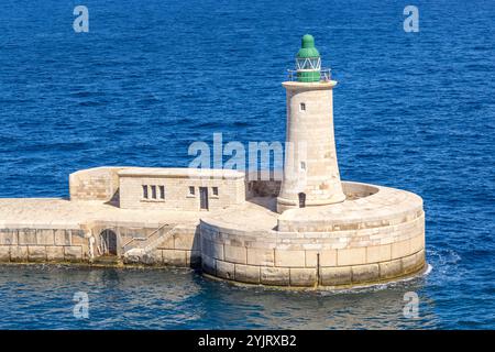 Il faro nel porto di Valletta, Malta Foto Stock