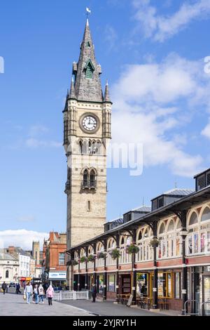 Darlington copriva il Market Hall sulla West Row e la Torre dell'orologio di Darlington nel centro di Darlington County Durham Tees Valley Inghilterra Regno Unito Europa Foto Stock