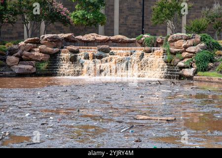 Oklahoma City, Oklahoma - i detriti galleggiano sull'acqua fangosa poco dopo una grande tempesta. Foto Stock