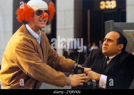 RUTHLESS PEOPLE 1986 Buena Vista Distribution film con Danny DeVito a destra come magnate della moda Sam Stone e giudice Reinhold come Ken Kessler Foto Stock