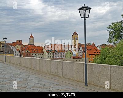 Vista della città vecchia di Ratisbona dal ponte in pietra, Baviera, Germania Foto Stock