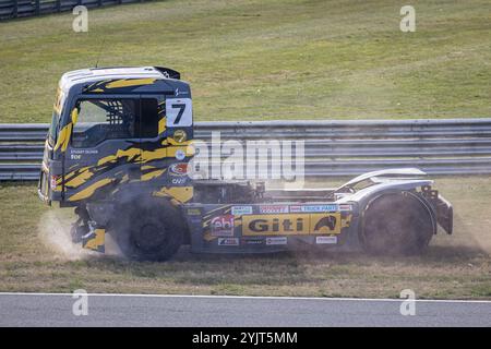 Stuart Oliver nel suo Team Oliver Racing Volvo VNL, problemi meccanici durante la gara del British Truck Racing Championship 2024 a Snetterton, Norfolk, Regno Unito. Foto Stock