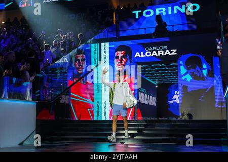 Torino, Italia. 15 novembre 2024. Carlos Alcaraz di Spagna visto durante la fase a gironi maschile contro Alexander Zverev di Germania su sei quattro delle finali Nitto ATP 2024 a Inalpi Arena Credit: dpa/Alamy Live News Foto Stock