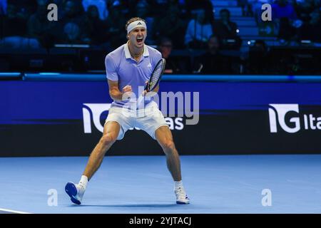 Torino, Italia. 15 novembre 2024. La Germania Alexander Zverev festeggia durante la fase a gironi maschile contro lo spagnolo Carlos Alcaraz in sei quattro delle finali Nitto ATP 2024 all'Inalpi Arena Credit: dpa/Alamy Live News Foto Stock