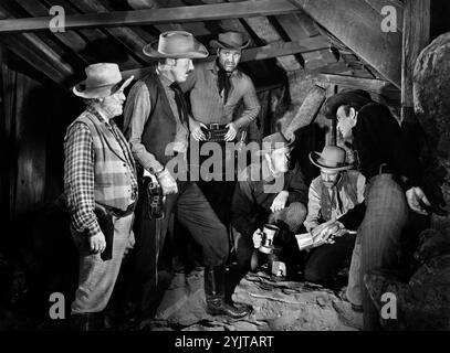 Wallace Ford, Jim Bannon, Tom Neal, Willard Parker, Richard Cutting, James Anderson, sul set del film western, 'The Great Jesse James RAID', Lippert Pictures, 1953 Foto Stock