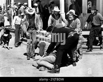 Robert J. Wilke (a terra), Johnny Cash (Lifting Wilkie), Kirk Douglas (testa parzialmente oscurata), sul set del film western, 'A Gunfight', Paramount Pictures, 1971 Foto Stock