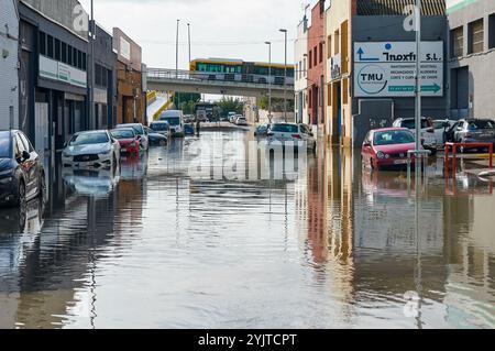 Viladecans. Spagna - 15 novembre 2024: L'immagine mostra una strada cittadina sott'acqua con le auto visibili, che illustra le inondazioni causate da intense piogge. T Foto Stock