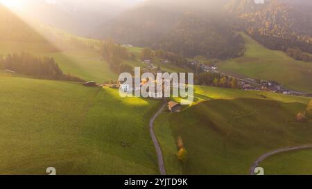 Luce aerea sulla chiesa della Val di Funes Foto Stock