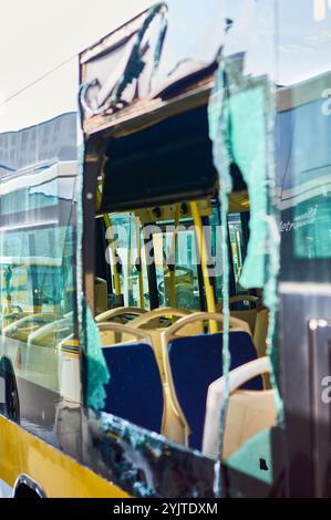 Viladecans. Spagna - 15 novembre 2024: Forti piogge hanno causato un'inondazione di una strada, sommergendo gli autobus sulle loro ruote. Questa immagine illustra i dramati Foto Stock