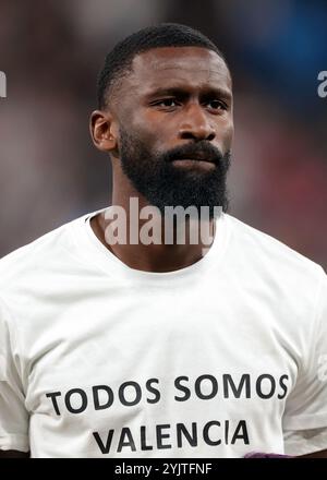 Madrid, Spagna. 5 novembre 2024. Antonio Rudiger del Real Madrid guarda mentre indossa una t-shirt Todos Somos Valencia "We Are Valencia" a sostegno delle vittime delle inondazioni durante la formazione prima della partita di UEFA Champions League al Santiago Bernabau di Madrid. Il credito per immagini dovrebbe essere: Jonathan Moscrop/Sportimage Credit: Sportimage Ltd/Alamy Live News Foto Stock