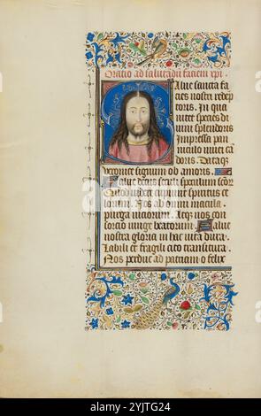 S iniziale: Il volto di Cristo; ore Llangattock, 1450 Ulteriori informazioni: Questo libro di ore finemente illustrato prende il nome dal barone Llangattock, che possedeva il libro negli anni '1900 Il manoscritto è di particolare interesse perché un certo numero delle sue miniature sono strettamente correlate alle composizioni del celebre pittore Jan van Eyck. L'influenza dello stile di van Eyck è più chiaramente visibile nelle quattordici miniature a pagina intera del manoscritto. Una miniatura a pagina intera apre ciascuno dei principali testi del libro, con otto dedicati alle ore della Vergine, la sezione più importante di un libro di h Foto Stock