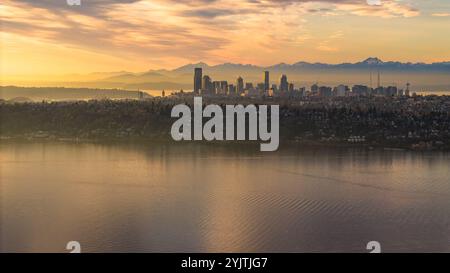 Skyline aereo di Seattle e Capitol Hill da oltre il lago Washington Foto Stock