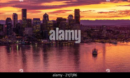 Linea aerea dello skyline del lungomare di Seattle e traghetto all'alba Foto Stock