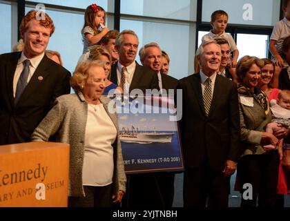 BOSTON (20 settembre 2016) la famiglia Kennedy pone con il Segretario della Marina (SECNAV) Ray Mabus al nome della nave svelato. Il segretario della Marina Ray Mabus annunciò l'USNS Robert F. Kennedy (T-AO 208), un oliatore di rifornimento in corso di classe John Lewis, presso la John F. Kennedy Presidential Library. (Foto della Marina degli Stati Uniti di William Collins III/, specialista della comunicazione di massa) Foto Stock