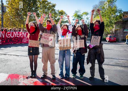 Roma, Italia. 15 novembre 2024. Migliaia di studenti si uniscono alla marcia anti-governativa per protestare contro i tagli all'istruzione, le vendite di armi a Israele e la DDL1660, il disegno di legge inasprisce le sanzioni per le manifestazioni di strada, il blocco stradale e le proteste del pacifico. Gli studenti indossano le manette e i cartelli "arrestaci tutti". (Credit Image: © Marco di Gianvito/ZUMA Press Wire) SOLO PER USO EDITORIALE! Non per USO commerciale! Crediti: ZUMA Press, Inc./Alamy Live News Foto Stock