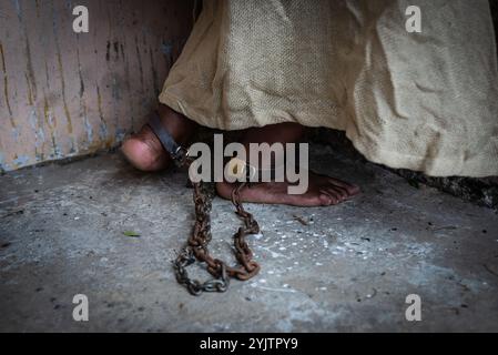 Dettaglio dei piedi incatenati di una donna nera. Schiavitù in Brasile. Rappresenta la schiava Anastacia. Foto Stock