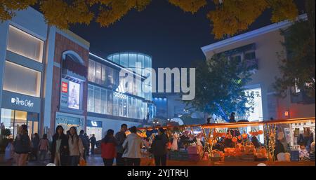 Pechino, Cina. Centro commerciale Solana Shopping Park. Store ufficiale di Adidas sullo sfondo. Fiera di strada di Halloween paraphernalia. Negozi di grandi dimensioni Foto Stock