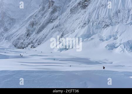 Scalatori su una via da Camp 1 a Camp 2 a Western Cwn, sull'Everest. Foto Stock