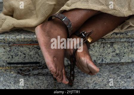 Dettaglio dei piedi incatenati di una donna nera a Pelourinho. Schiavitù in Brasile. Rappresenta la schiava Anastacia. Foto Stock